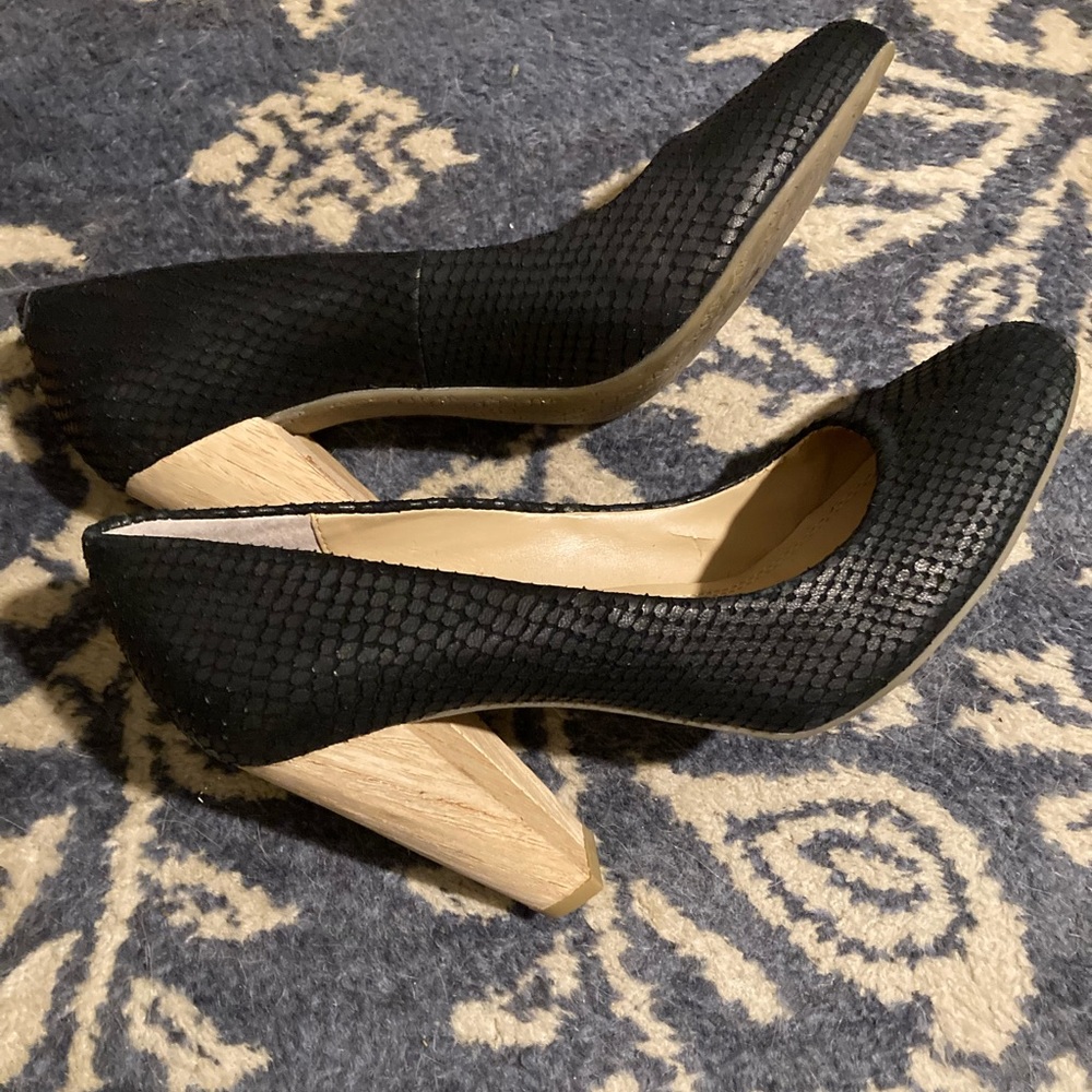 Sz 9 Calvin Klein Jeans black 🐍 skin pumps with wood 🪵 heel